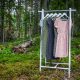 Kleider im Wald auf der Kleiderstange